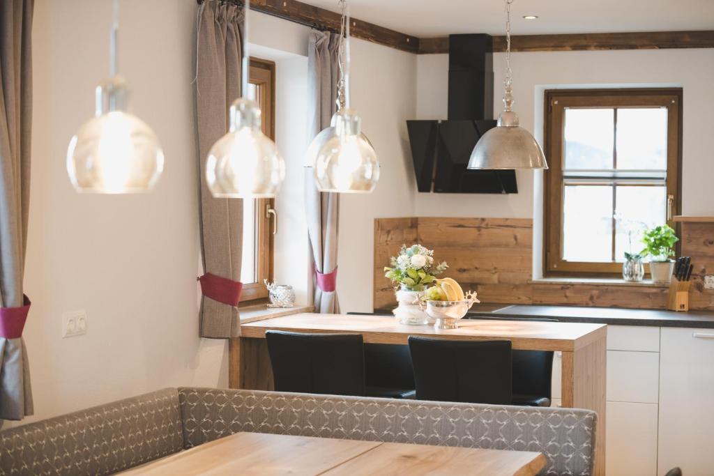Kuchyň nebo kuchyňský kout v ubytování Chalet im Dorf