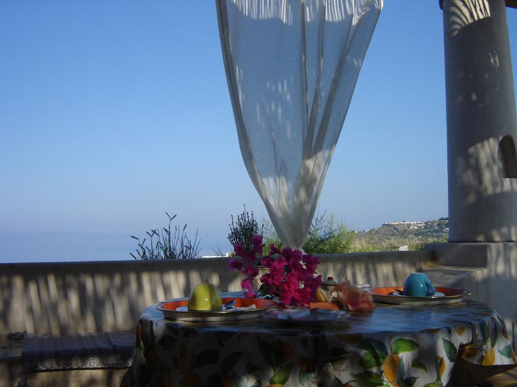 una mesa con dos platos de comida. en Agriturismo La Dolce Vita Lipari, en Lipari