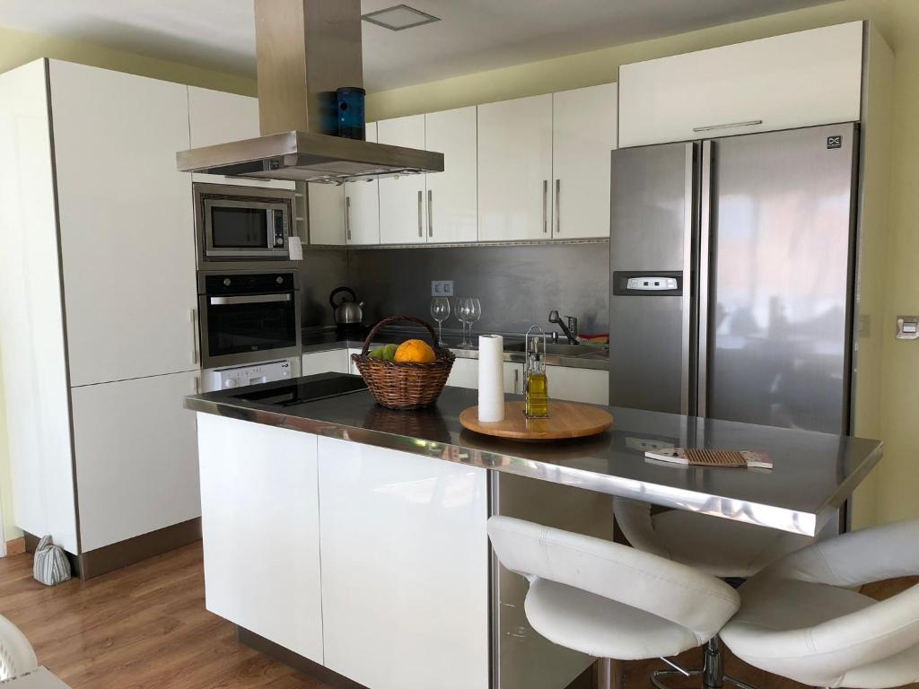 A kitchen or kitchenette at Modern penthouse near the sea