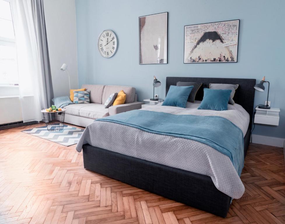 1 dormitorio con 1 cama grande y 1 sofá en "Apartament na Kazimierzu" en Cracovia