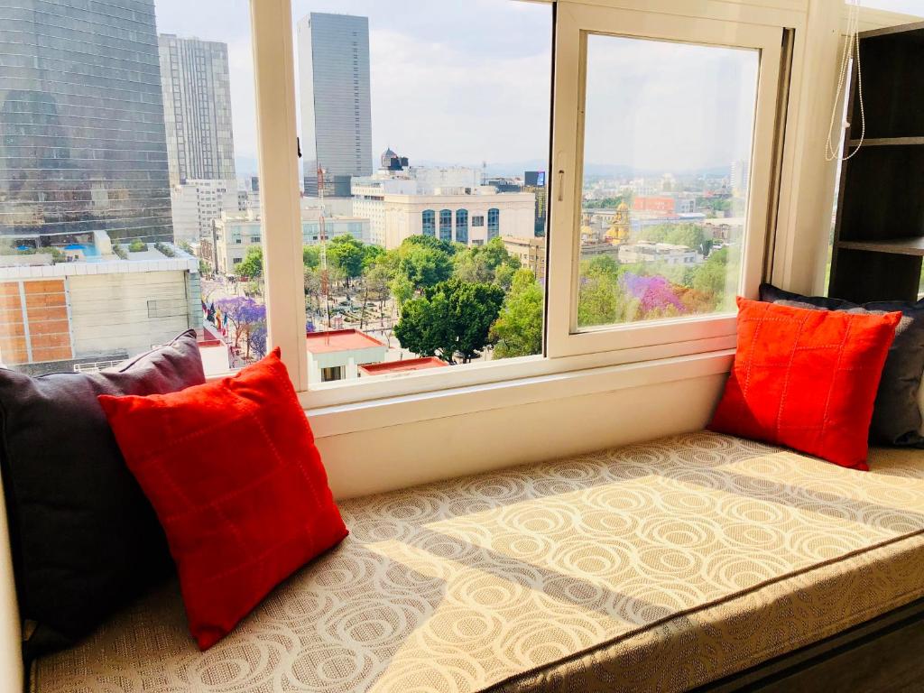 um assento na janela com vista para uma cidade em Boutique Apartment Downtown 1106 em Cidade do México