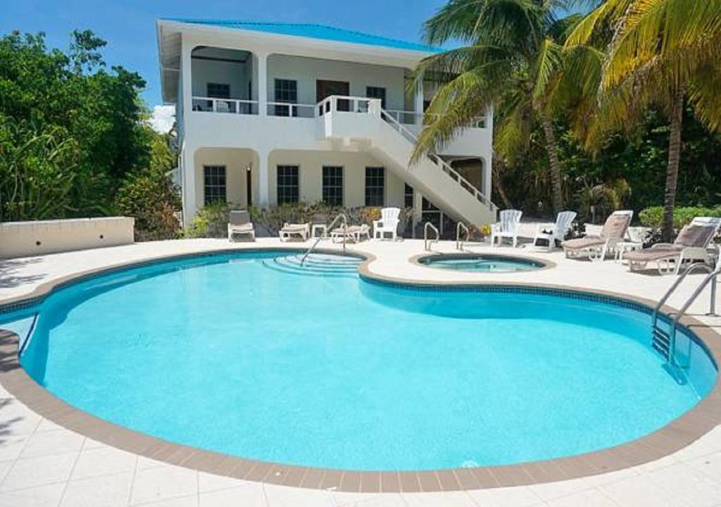 duży basen przed domem w obiekcie Cocotal Inn and Cabanas w mieście San Pedro