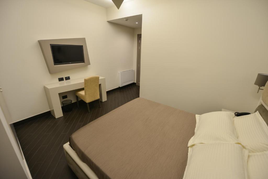Uma televisão e/ou sistema de entretenimento em Petit Hotel Elita