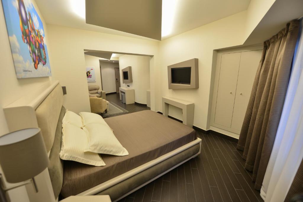 Uma televisão e/ou sistema de entretenimento em Petit Hotel Elita