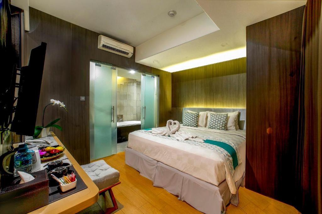 Postel nebo postele na pokoji v ubytování Bedrock Hotel Kuta
