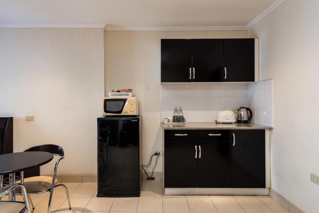 Kuchyň nebo kuchyňský kout v ubytování The Classroom Hotel