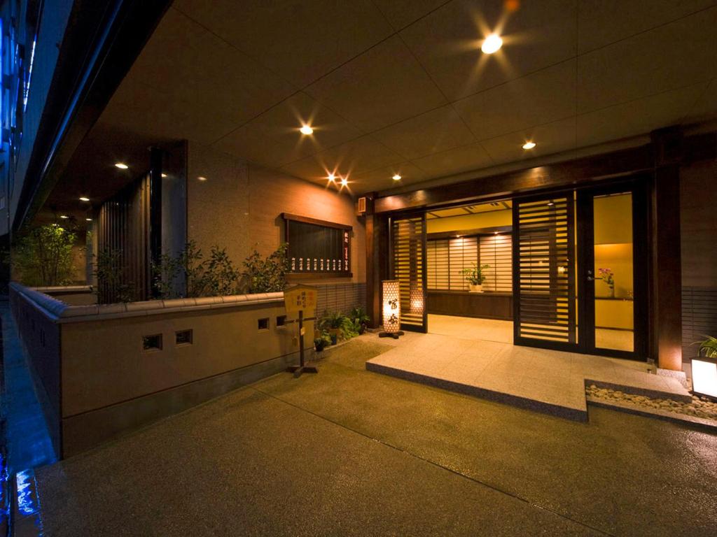 - une vue nocturne sur une maison avec une cour dans l'établissement Gero Onsen Fugaku, à Gero