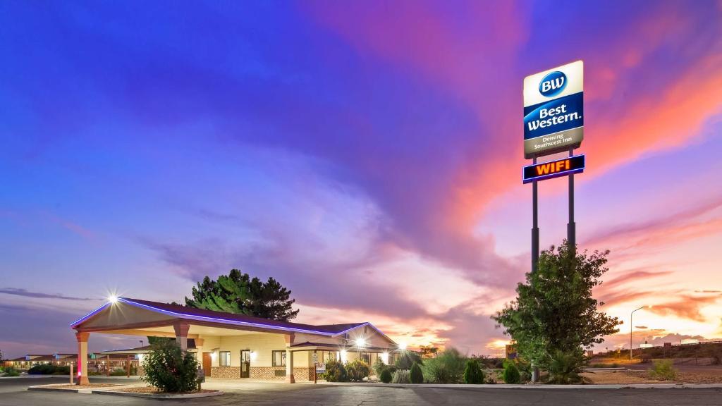 un benzinaio con un cartello davanti di Best Western Deming Southwest Inn a Deming