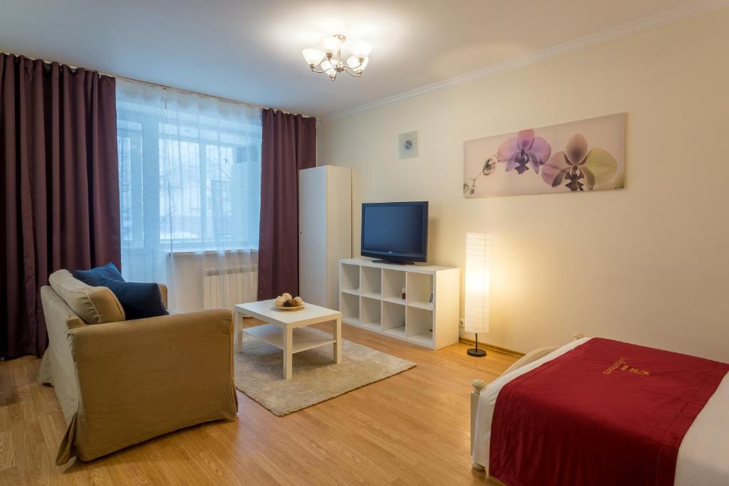 モスクワにあるLux-Apartments улица Павловская, 23のリビングルーム(ベッド1台、テレビ付)