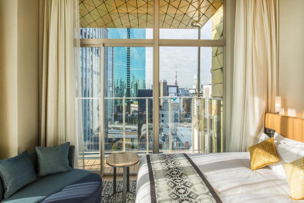 東京的住宿－银座名铁穆瑟酒店，酒店客房设有一张床和一个大窗户
