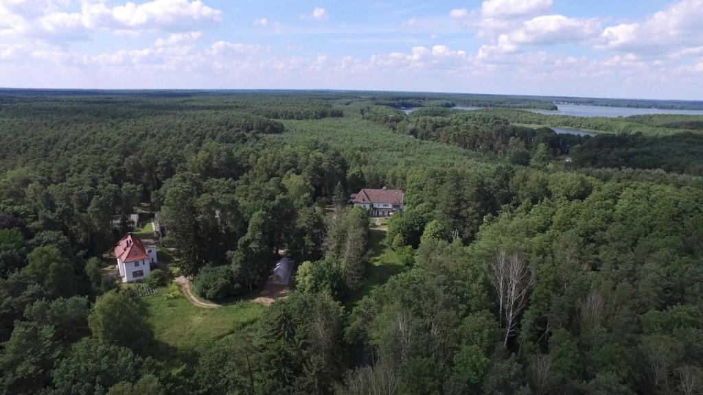an aerial view of a house in the middle of a forest at Park Residence Bei Wu in Wesenberg