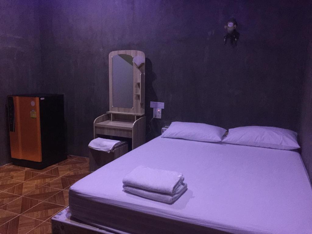 Postel nebo postele na pokoji v ubytování เจิดจรัสรีสอร์ทโรงแรม24ชม