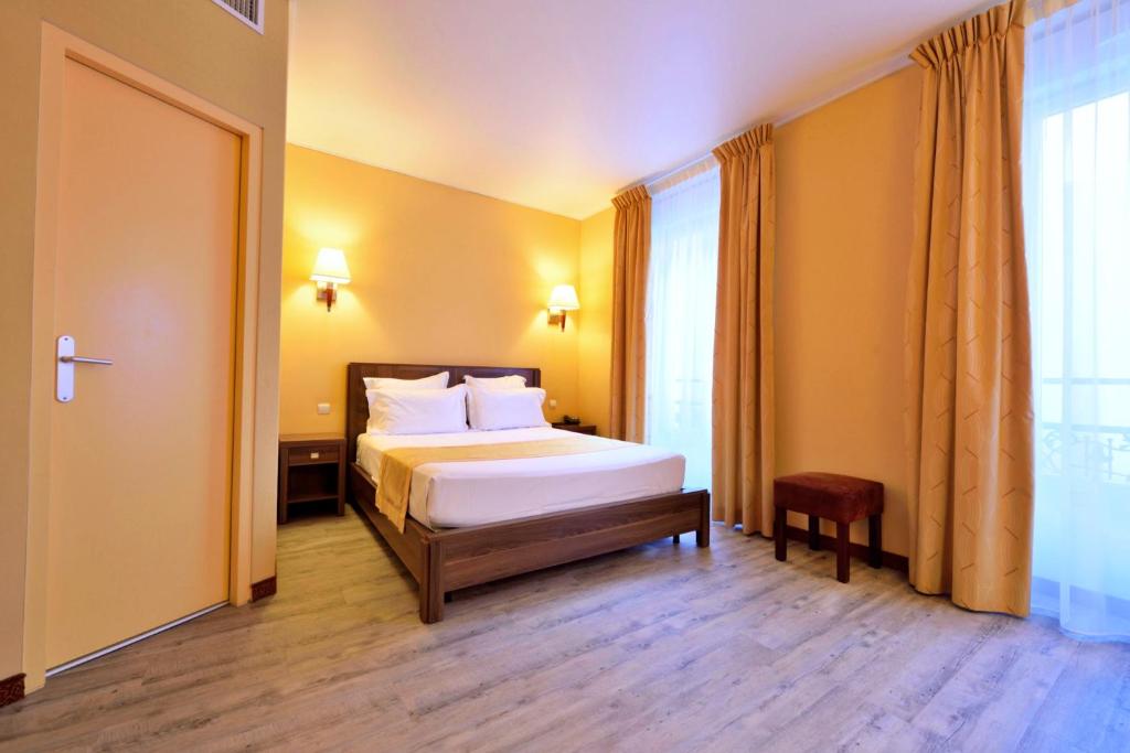 Postel nebo postele na pokoji v ubytování Hotel Capitole