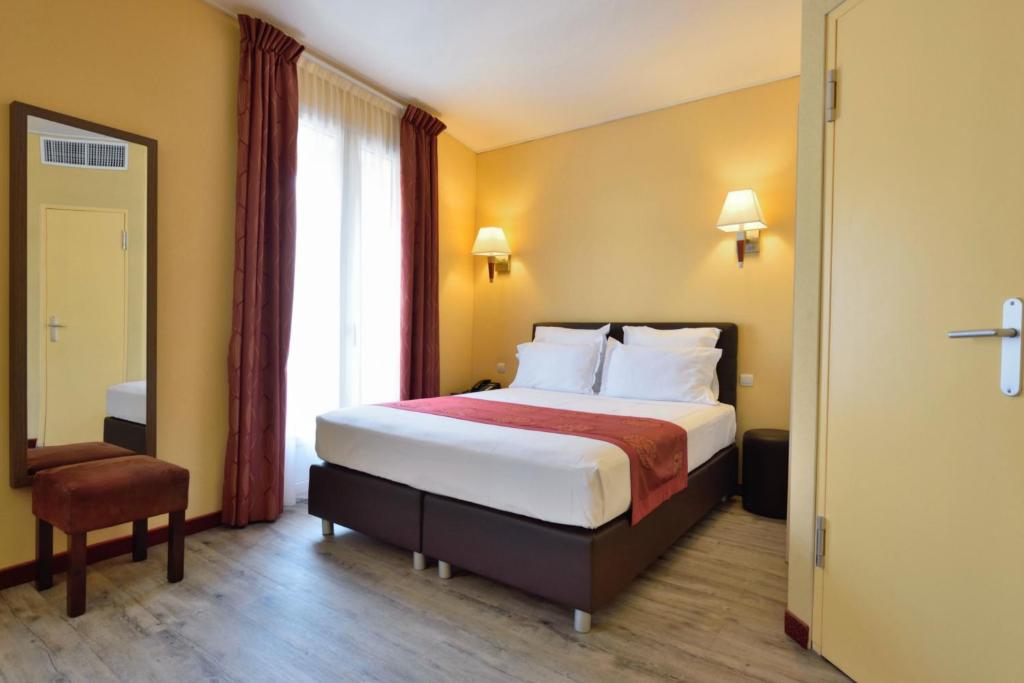 Postel nebo postele na pokoji v ubytování Hotel Capitole