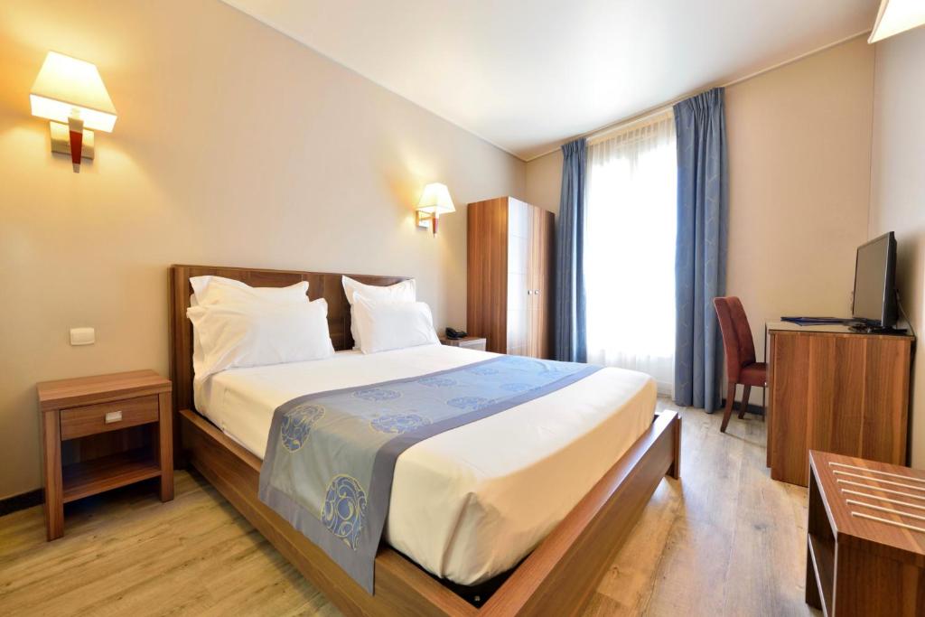 Postel nebo postele na pokoji v ubytování Hotel Capitole