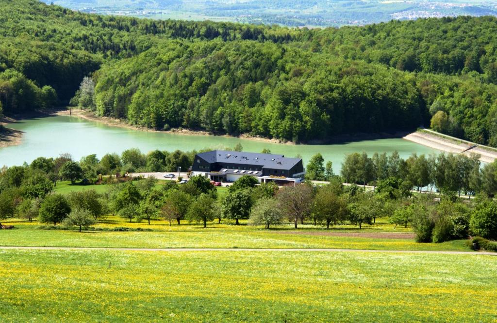 uma vista aérea de uma casa ao lado de um rio em Stausee-Hotel em Metzingen