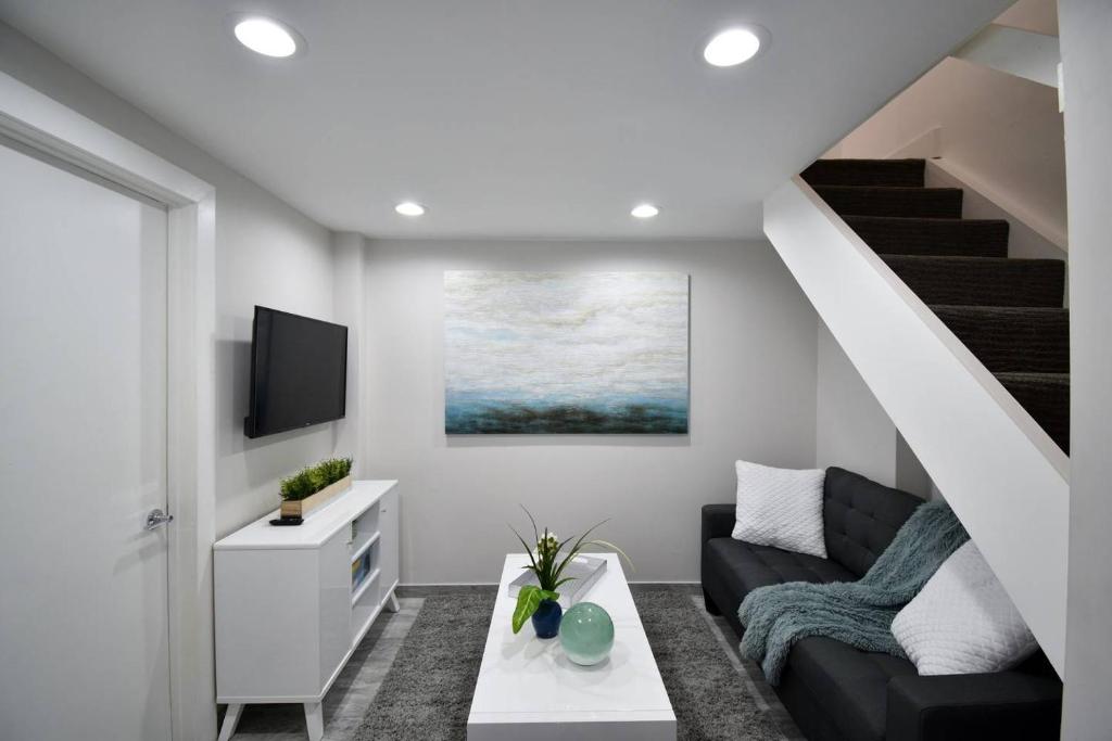 TV a/nebo společenská místnost v ubytování Steps from the ocean Trendy Loft UNIT # 6