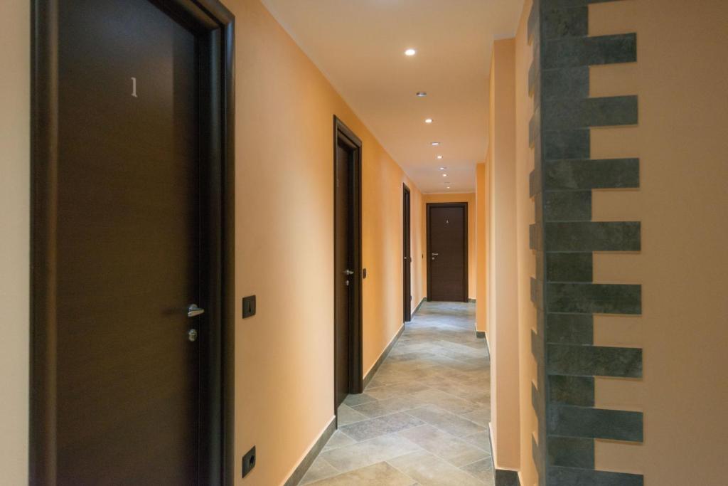 korytarz z drzwiami i podłogą wyłożoną kafelkami w obiekcie B&B Mazzini w mieście Battipaglia