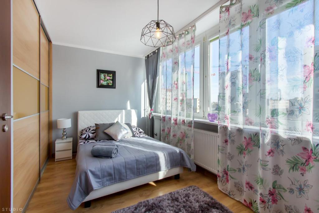 Schlafzimmer mit einem Bett und einem Fenster in der Unterkunft ClickTheFlat Golden Terraces Apart Rooms in Warschau