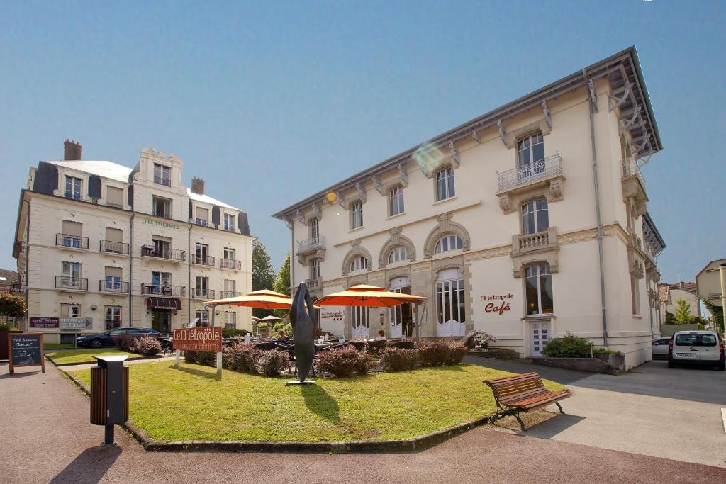 ein großes Gebäude mit einem Park davor in der Unterkunft Hotels & Résidences - Les Thermes in Luxeuil-les-Bains