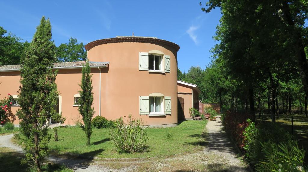 Grayan-et-lʼHôpitalにあるLa Morandiereの円塔のある家
