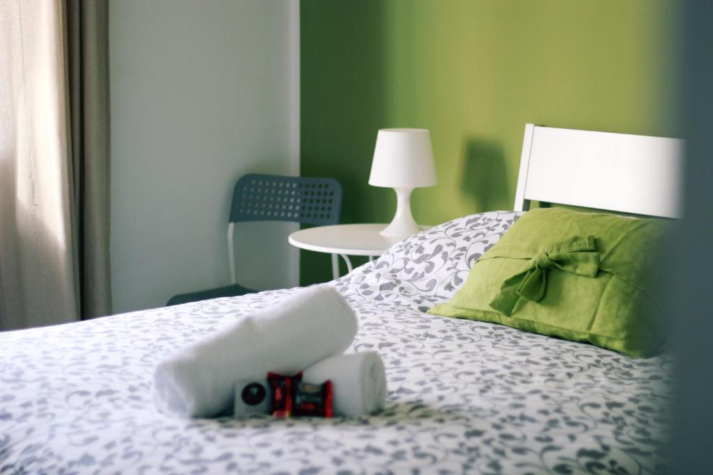 パッティにあるNonna Francescaのカメラ付きのベッドが備わる客室です。