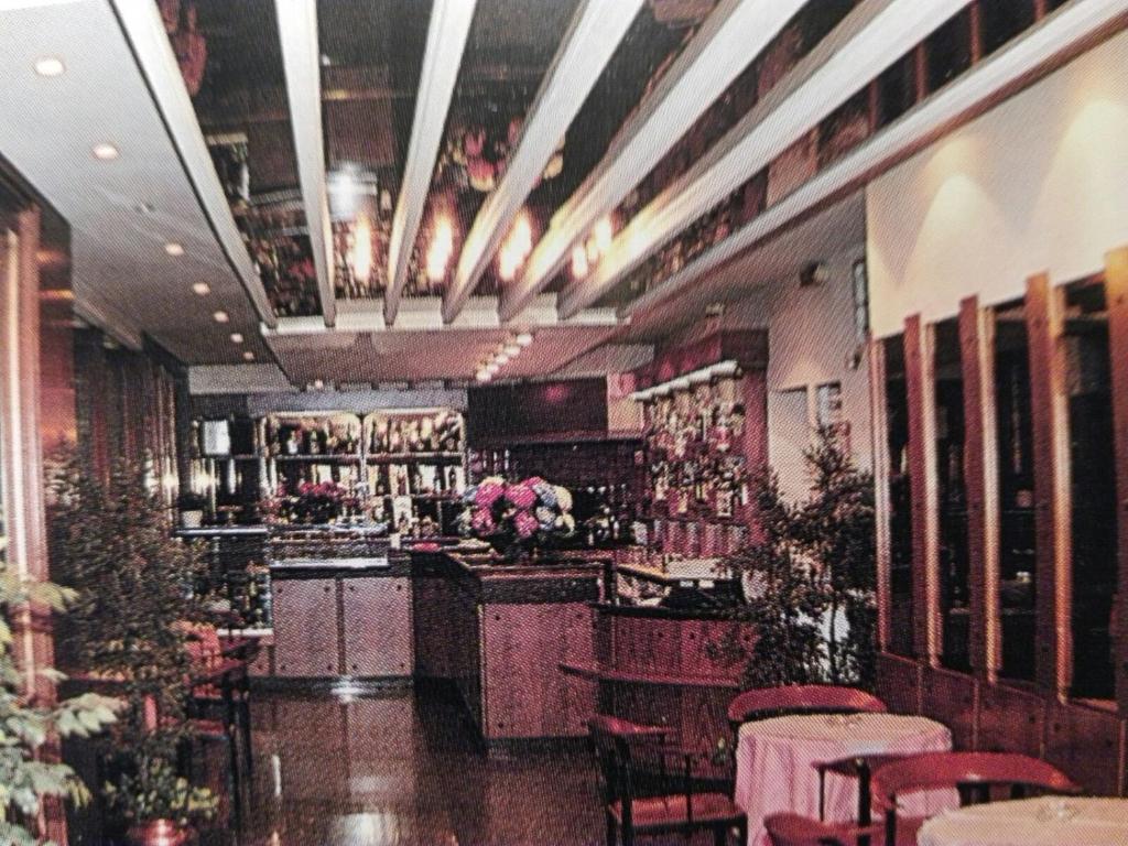 un restaurante con mesas y sillas y un bar en Albergo ristorante Gnocchi en Cortenova