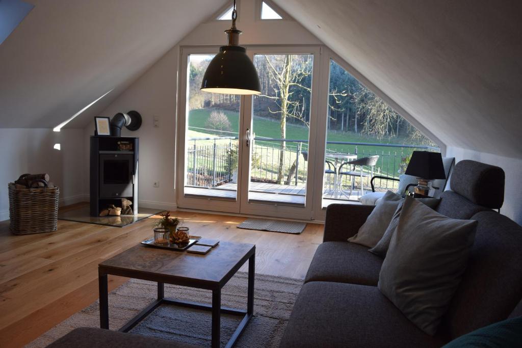ein Wohnzimmer mit einem Sofa und einem Tisch in der Unterkunft Ferienwohnungen Schneider in Lennestadt