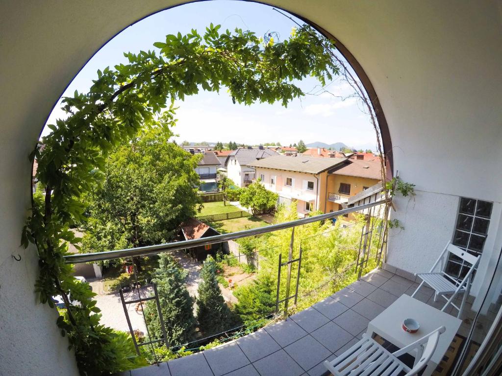 una finestra ad arco con vista su un cortile di Apartments GreenSLO a Lubiana