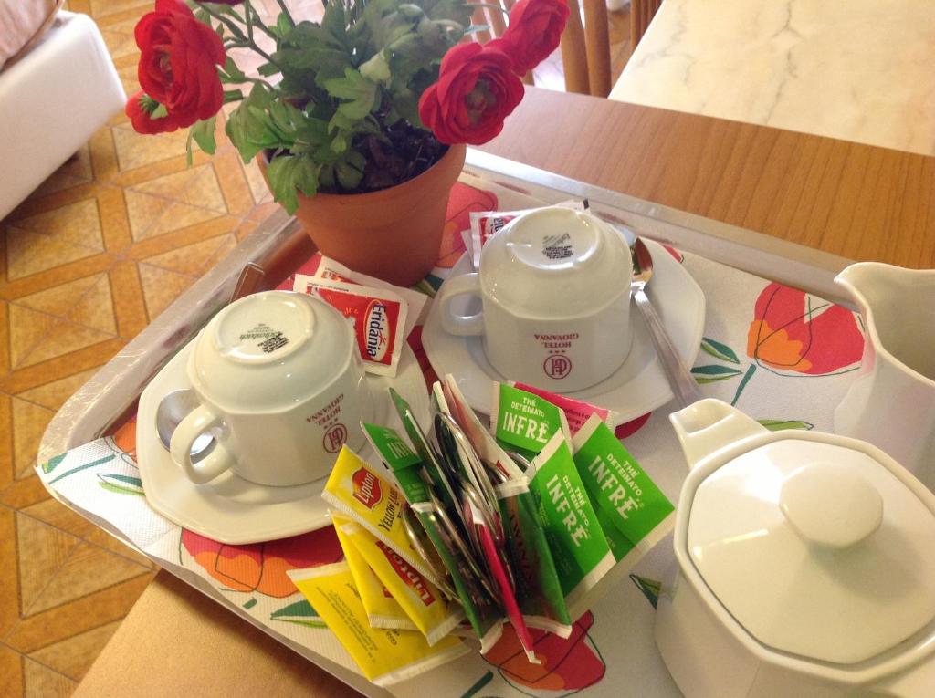Příslušenství pro přípravu čaje a kávy v ubytování Hotel Giovanna