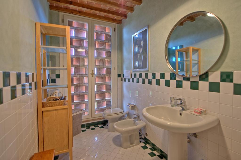 A bathroom at Villa Fontine by PosarelliVillas