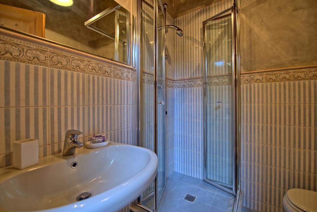 A bathroom at Villa Fontine by PosarelliVillas