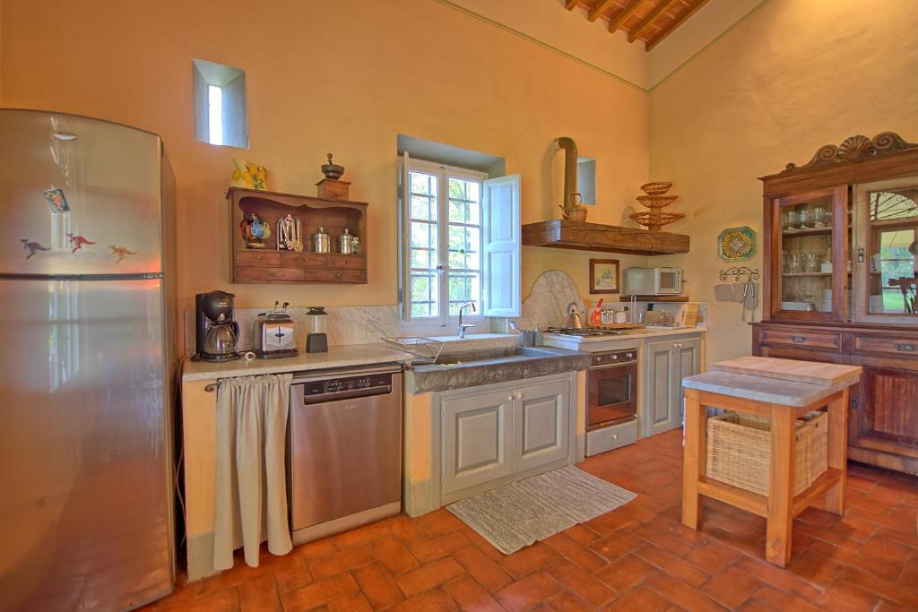 A kitchen or kitchenette at Villa Fontine by PosarelliVillas