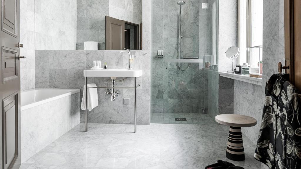 Koupelna v ubytování Nobis Hotel Stockholm, a Member of Design Hotels™