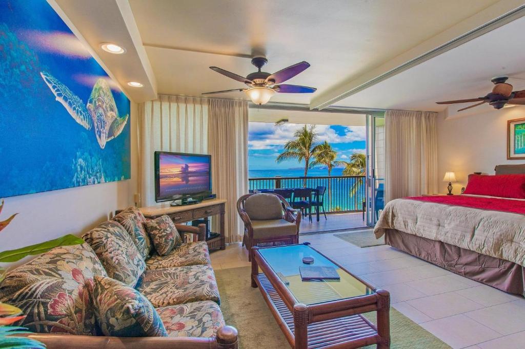 sala de estar con sofá y cama en Mana Kai 611C en Wailea