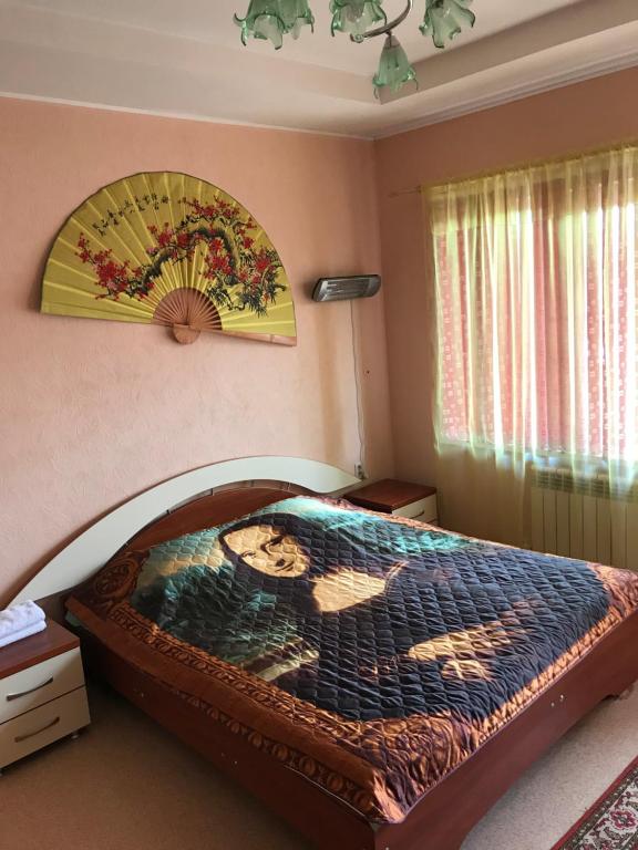 1 dormitorio con 1 cama grande y una pintura en la pared en Aleksey Hotel, en Astrakhan
