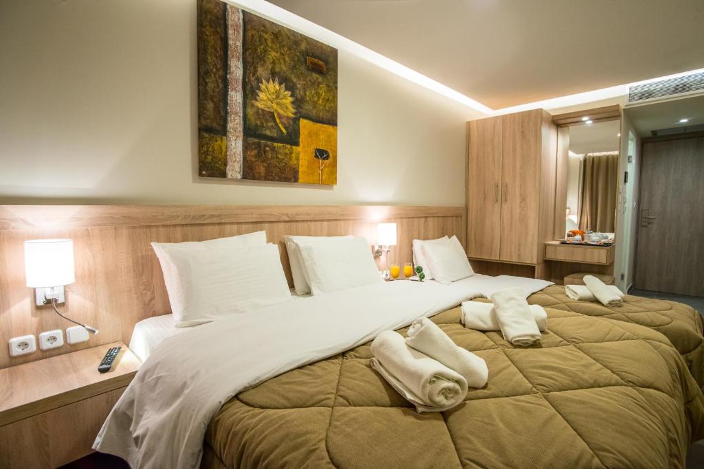Postel nebo postele na pokoji v ubytování Argo Hotel Piraeus