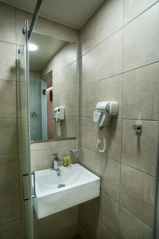Koupelna v ubytování Argo Hotel Piraeus
