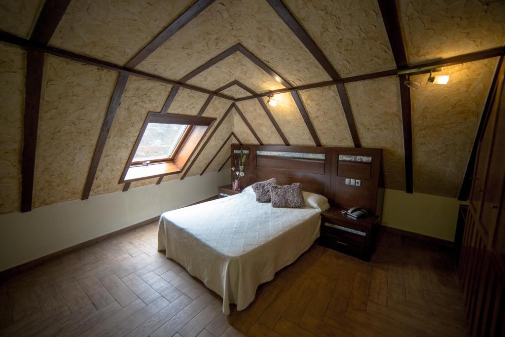 ベハルにあるHotel Casa Beletriのベッドルーム1室(ベッド1台付)、窓が備わります。
