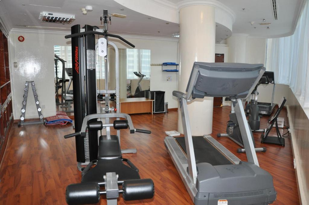 Posilňovňa alebo fitness centrum v ubytovaní Grand Continental Hotel