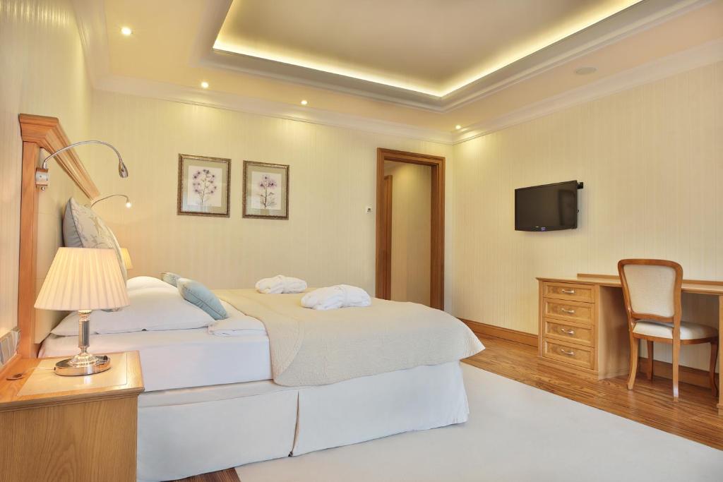 Retro Riverside Wellness Resort - 2