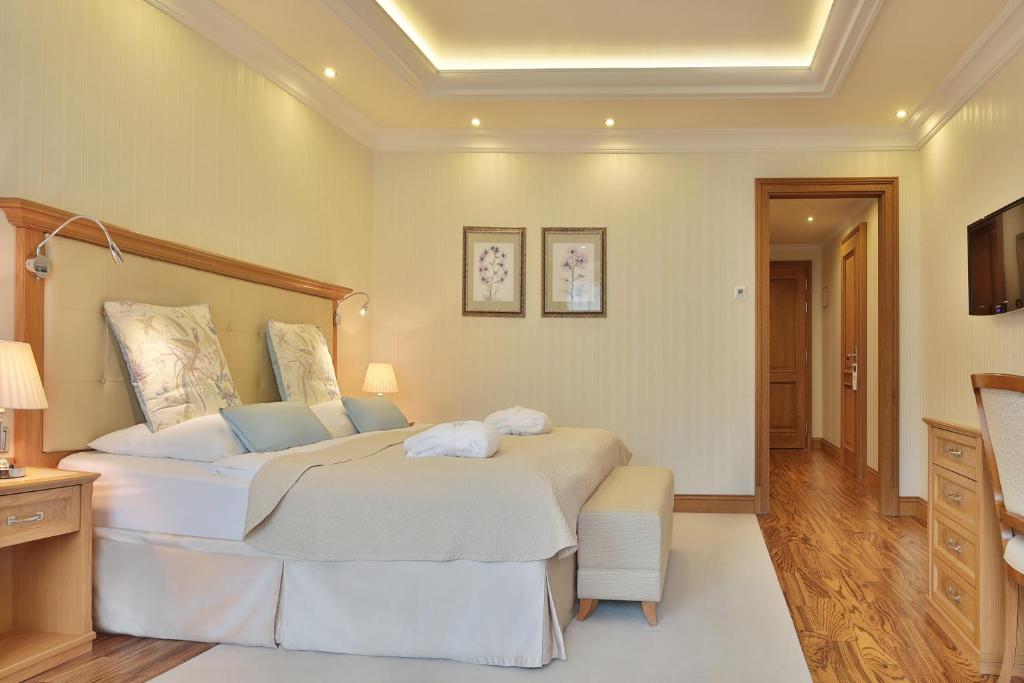 Retro Riverside Wellness Resort - 7