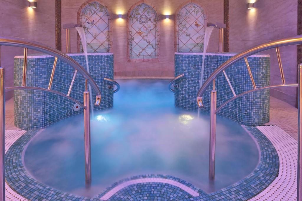 Retro Riverside Wellness Resort - Resim 40