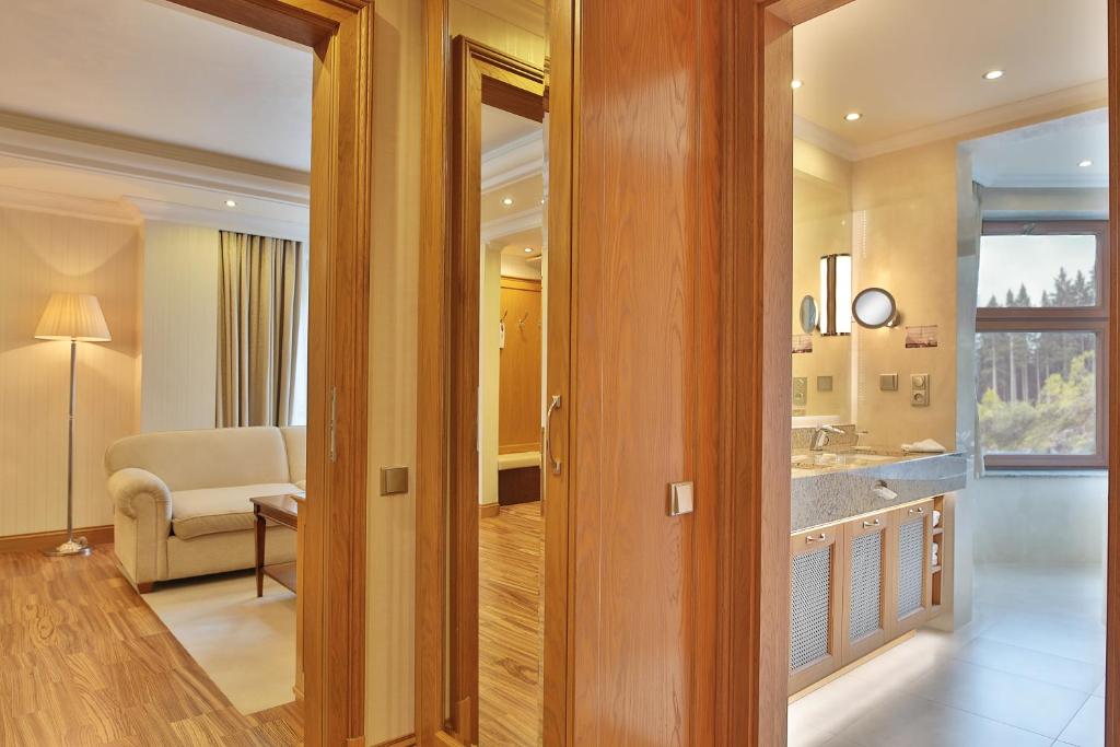 Retro Riverside Wellness Resort - 12