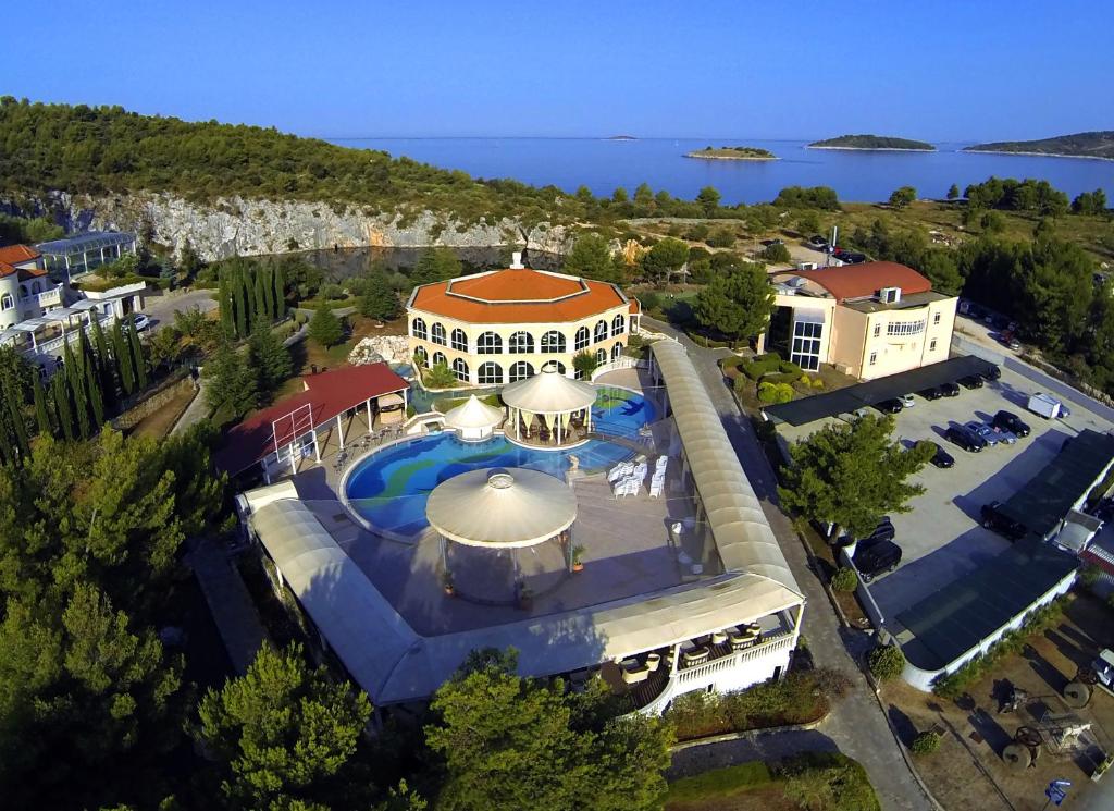 uma vista panorâmica de um grande edifício com piscina em Marina Frapa Resort Rogoznica em Rogoznica