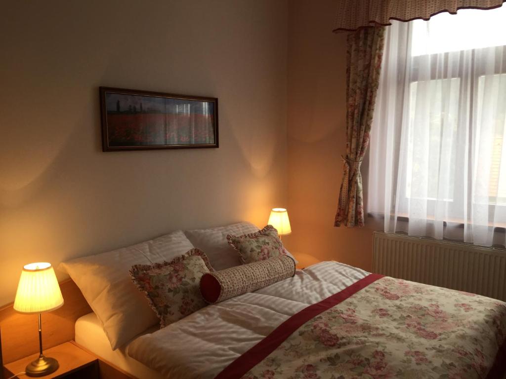 Postel nebo postele na pokoji v ubytování Penzion Karlštejn