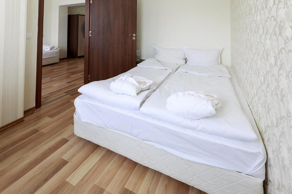 Postel nebo postele na pokoji v ubytování Hotel Nikol