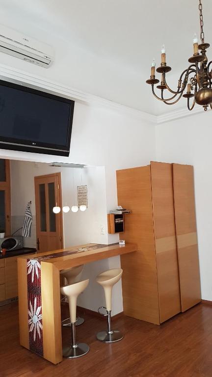 Televízia a/alebo spoločenská miestnosť v ubytovaní Liszt Studio