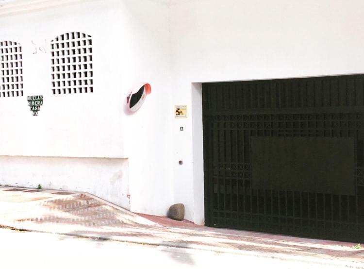 Telewizja i/lub zestaw kina domowego w obiekcie Puerto Banus Beach