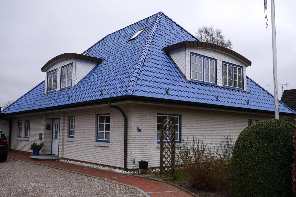 niebieski dach na dachu domu w obiekcie Haus Karen w mieście Schafflund